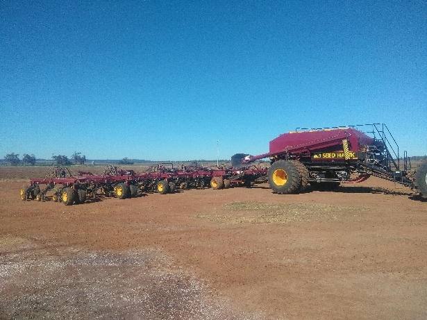 Seedhawk (Vaderstad)  80-12 Bar  with 600 Air Cart