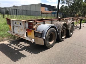 Freighter 40' triaxle skel 