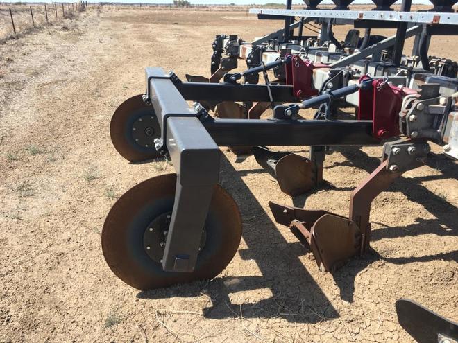 Tilco 8 Row Tool Bar with Fertizer boxes (Cotton)