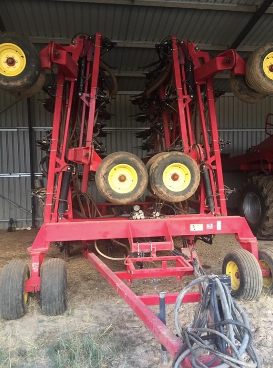 2012 Seedhawk Air Seeder Bar & Horwood Bagshaw Triple Bin Quad Cart