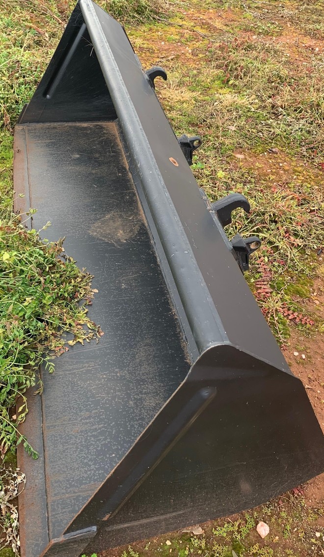 Bucket for NH L4200 tractor