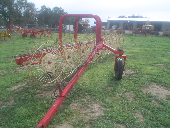 Ennorossi 9 wheel in-line hay rake