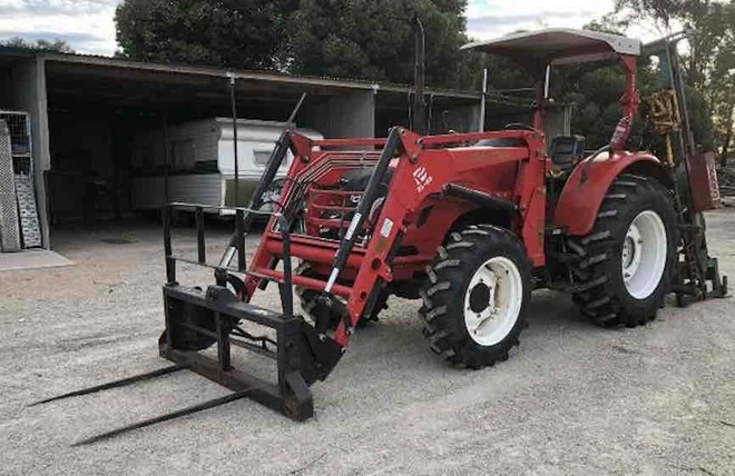 65Hp Dong Feng Tractor with FEL, Forks & 4 in 1 Bucket