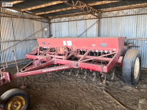 International 511 Combine