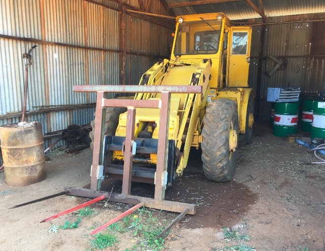 Moore Articulated Loader comes with Hay Forks, GP bucket & Grain Bucket