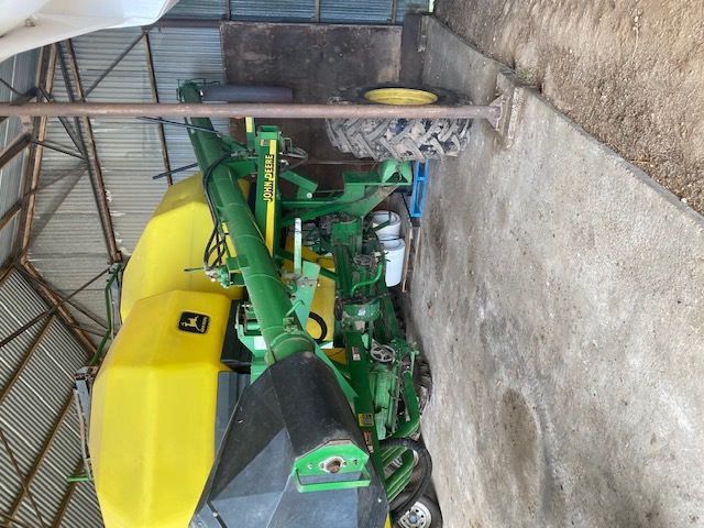 John Deere 735 Bar and 1900 Air Seeder