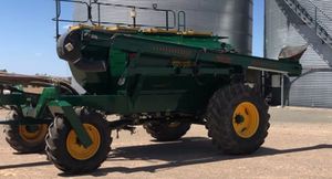 DBS 45ft Airseeder and 9000 litre simplicity tow behind box                                                                                                                                                                                                    