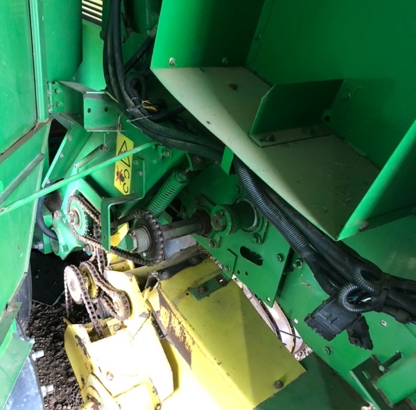 John Deere 590 round baler 