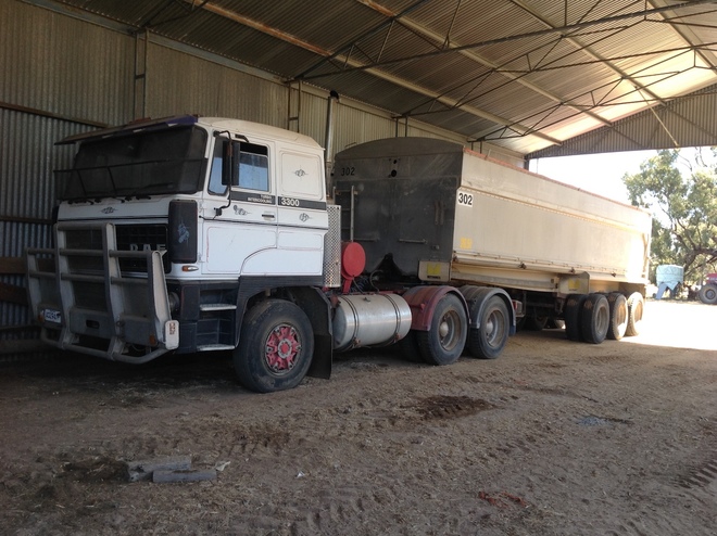 1986 DAF 3300 Truck with 30ft Aluminum Tri-Axle Trailer