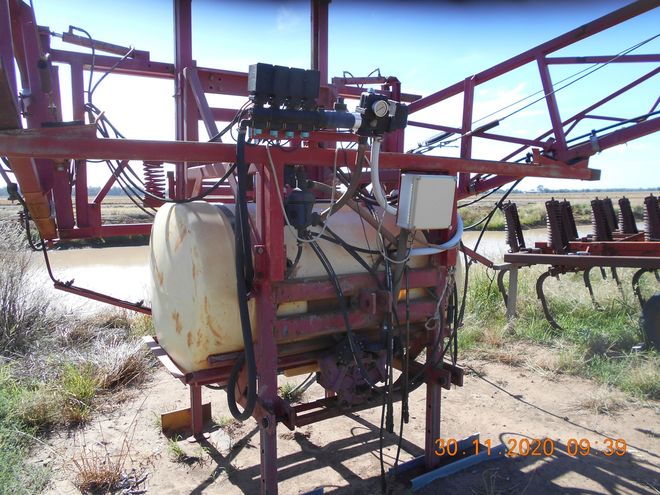 Hardi 3pt linkage sprayer 1200 litres 24m wide