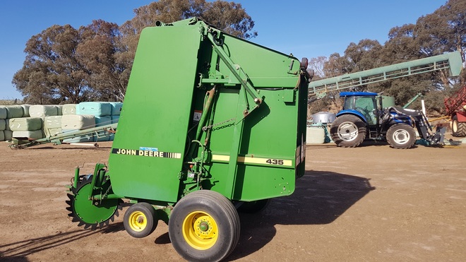 John Deere 435 Round Baler  only 2000 bales 