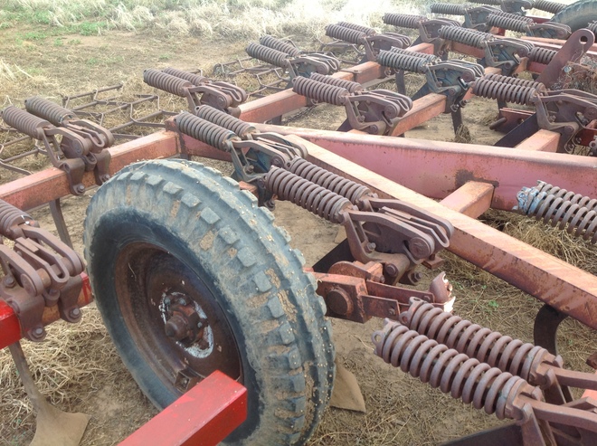 International 33 Tyne 211 Scarifier