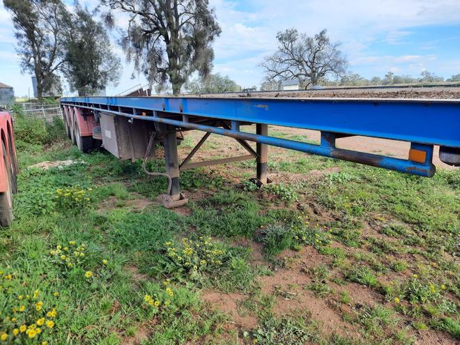 2003 Barker 41' Flat Top Trailer