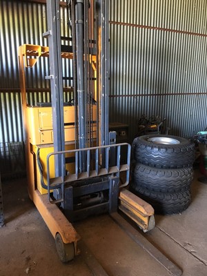 Komatsu 1800kg Electric Forklift