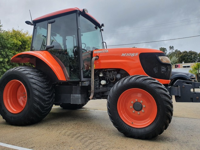 2017 KUBOTA M108S 4WD TRACTOR 108HP