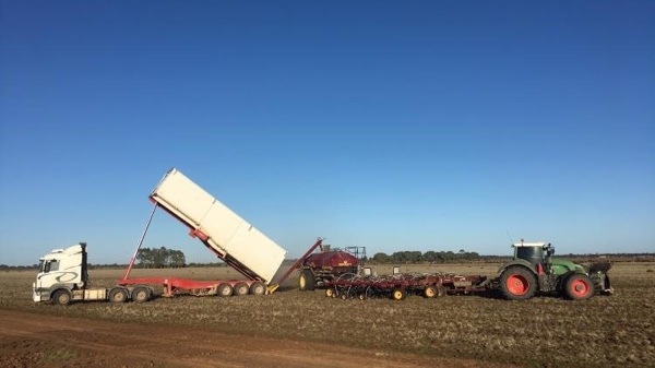 40 ft Seedhawk w/ 500 air cart