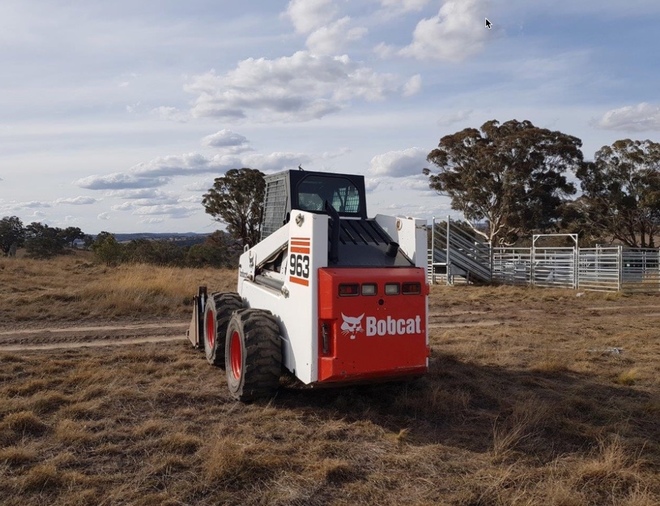 Under Auction - Bobcat 963 with 4 in 1 bucket 