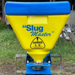 Slug master spreader 