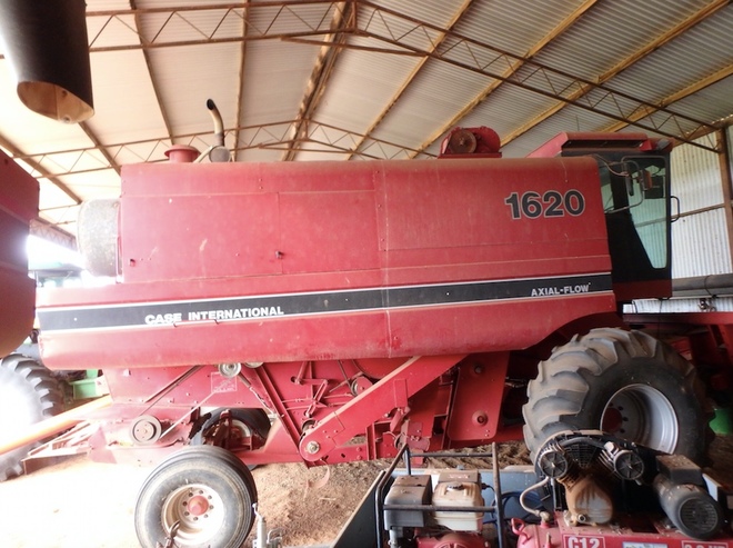 Case 1620 Header 20ft Front on A frame trailer