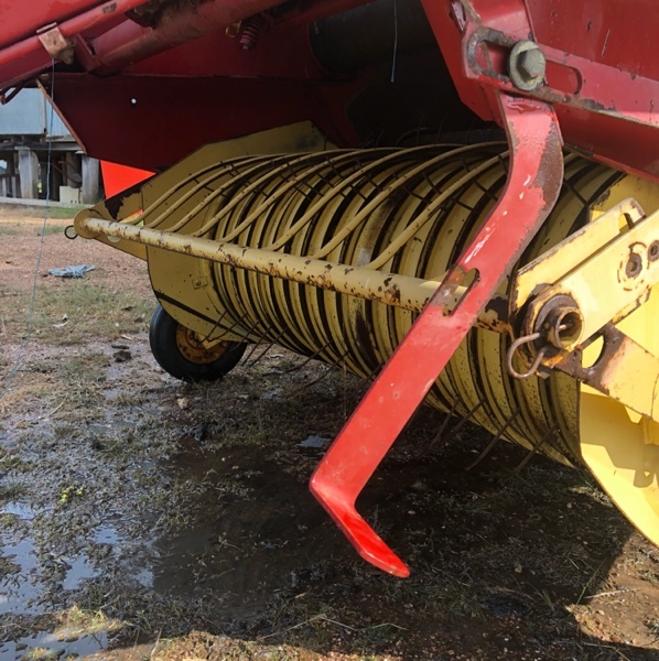 New Holland    848  baler