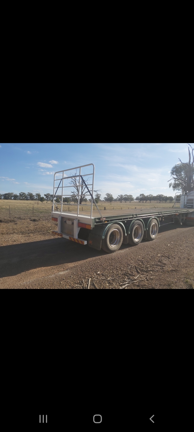 1999 Barker 44ft Tri-Axle Flat Top Traler