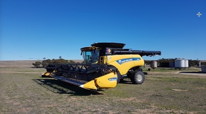 2017 New Holland 9.90 Header & 2 Fronts