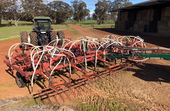 Simplicity 6000TR2 Airseeder (with Small Seeds) & Two Seeding Bars 
