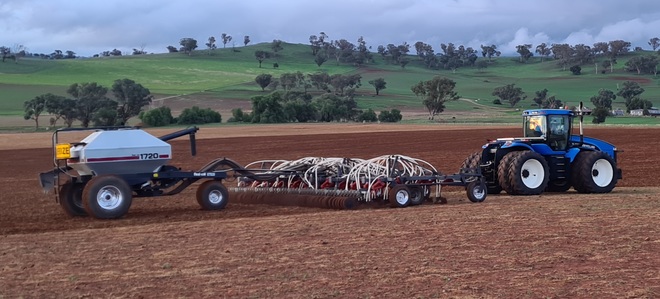 Flexicoil 820 airseeder &1720 cart.