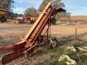 New Holland 472 bale loader