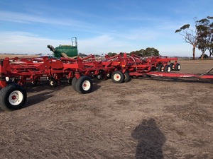 60ft Morris Contour Bar with Simplicity Quad Air Cart with Augers
