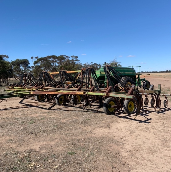 John Deere 1610 bar & 667 Air Seeder Bin