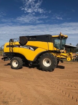 2003 New Holland CX780 Header with 25ft Honeybee Front