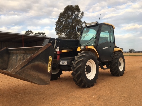 New Holland telehandler LM435a