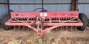 International 511 28 Row Combine With Small Seed Box & Finger Harrows