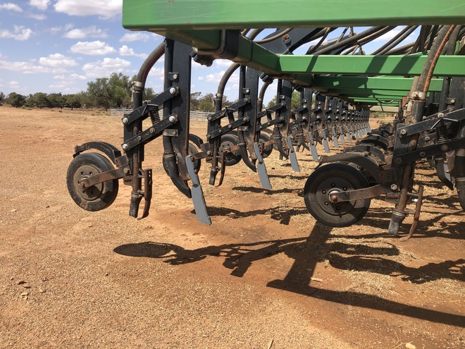 2005 50' Auseeder DBS 49-300 Series Seeder Bar