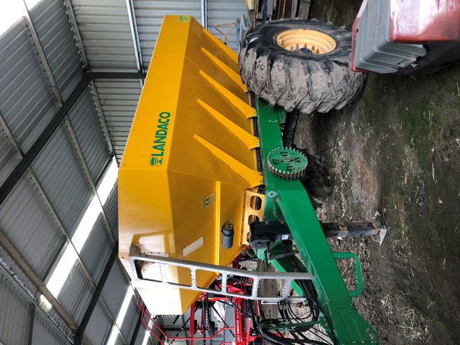 LANDACO FERTILISER SPREADER TS10000