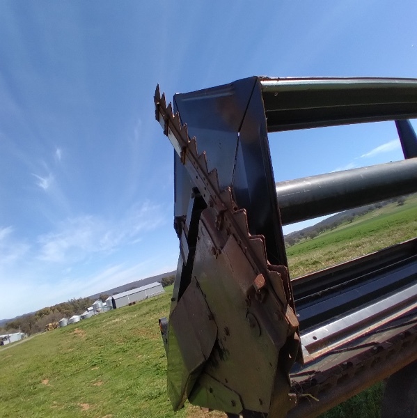 Macdon 25ft windrower front with end knife