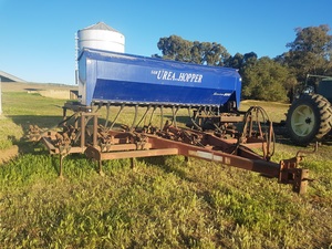  International 211 17  Tyne Scarifier With Sam Urea Hopper