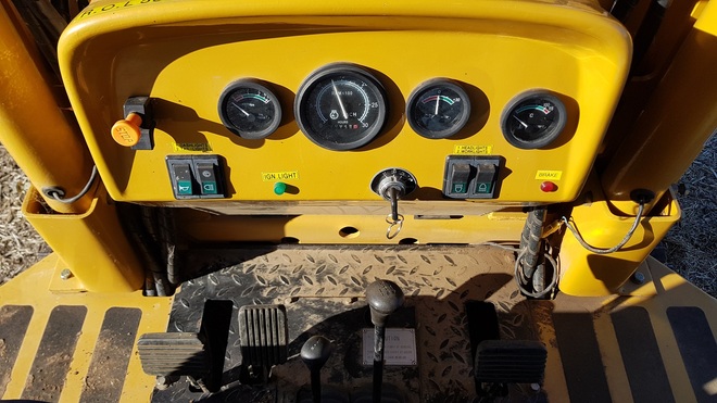 East Wind Loader Dozer  With 29hrs /pto/Linkage 4 in 1 bucket 