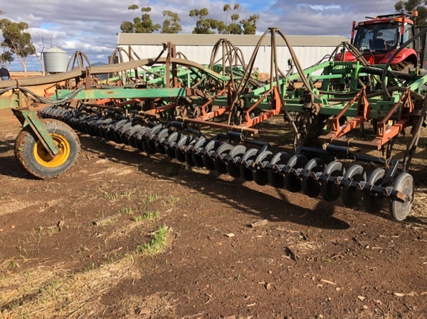 Smale 40ft airseeder + 5700 litre Simplicity aircart