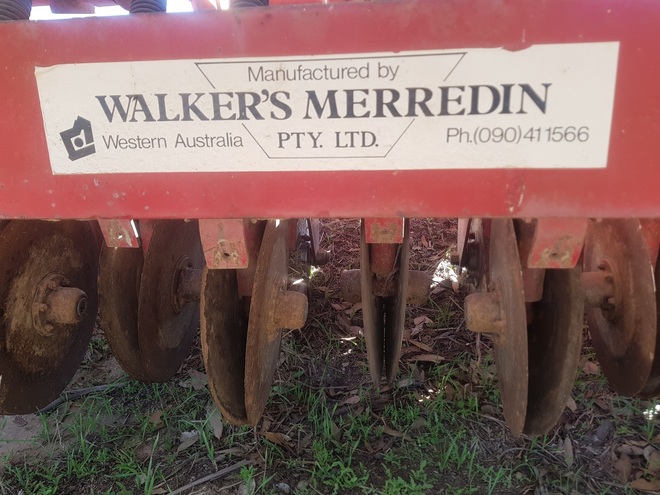 International 511 Walker 24 run Triple Disc Seeder