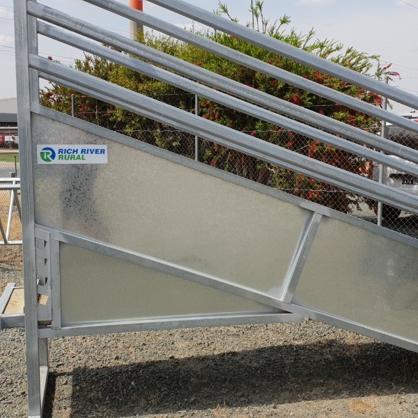 ADJUSTABLE CATTLE LOADING RAMP