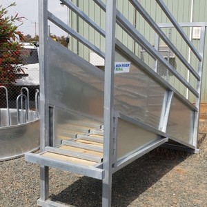 ADJUSTABLE CATTLE LOADING RAMP