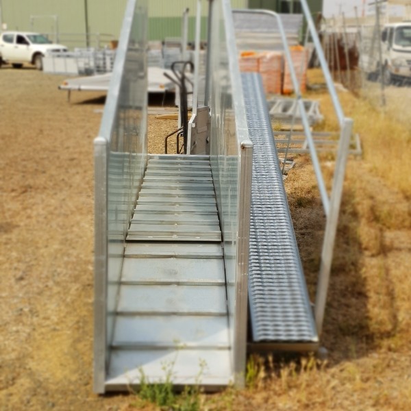 ADJUSTABLE SHEEP LOADING RAMP 