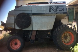 1982 Gleaner N5 Allis Header 27 Ft Cut Front with Comb Trailer