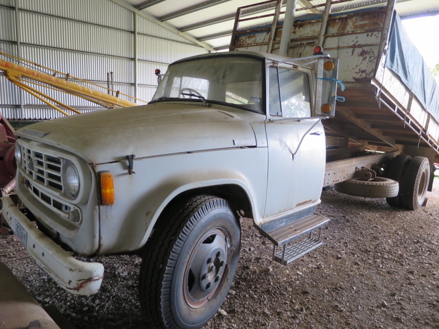 1973 International D1710 Flat Bed Tray Truck