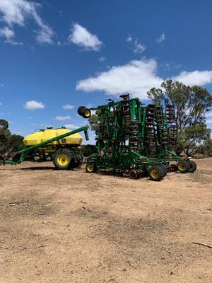 2014 John Deere 1910 Air Cart and 1830 Seeding Bar