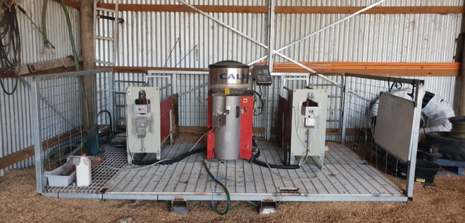 Under Auction - CALF FEEDER, ROBOT, LELY