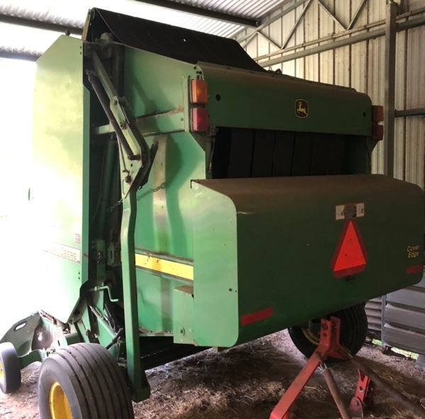 John Deere 568 baler