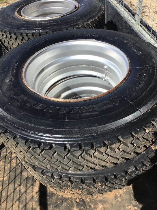 11R-22.5 Bandag Recap on rim